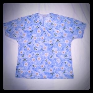 Cherokee Medium scrub top with daisies